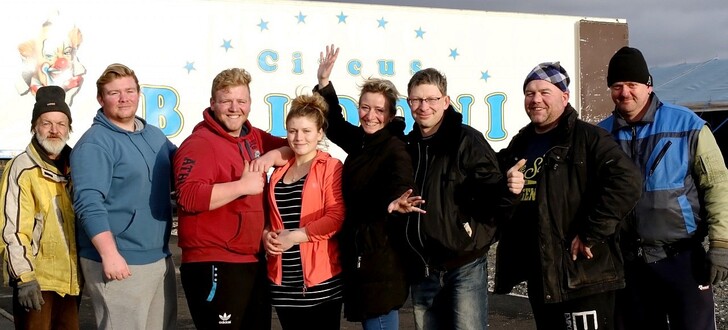 Die Zirkusfamilie: Heinz, George, Jeff, Mandy, Marina, Martin, Alfons alias Mogli und Steffen
