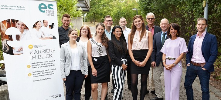 Die Studierenden der Hotelfachschule mit Schulleiter Jörg Demuth und Leiterin der Hotelfachschule Margit Goldstein sowie Roland Frormann von der Region Fulda GmbH
