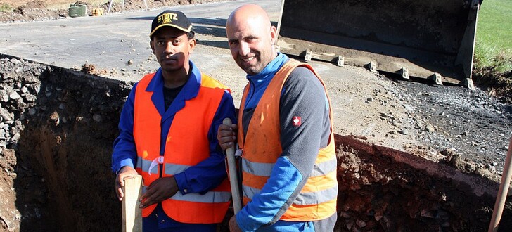 Absolviert seit dem 1. August eine dreijährige Ausbildung zum Straßenbauer bei der Kirchheimer Stutz GmbH Tief- und Straßenbau: Meron Berhane Gebreigziabher (li.).