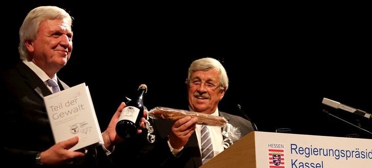 Ein Buch, eine Flasche Wein und eine nordhessische Stracke für den Ministerpräsidenten Volker Bouffier - überreicht vom Regierungspräsidenten Dr. Walter Lübcke (rechts)