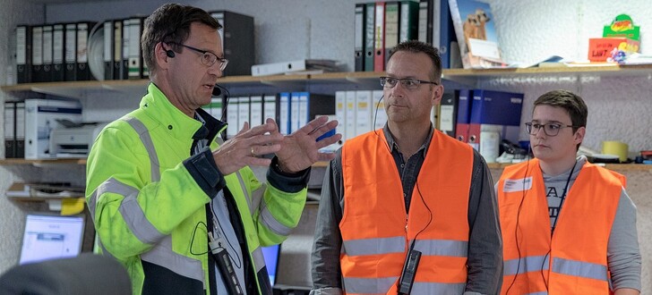 Werksleiter Philipp Katz (links) erläutert Schülern und Eltern die komplexen Prozesse