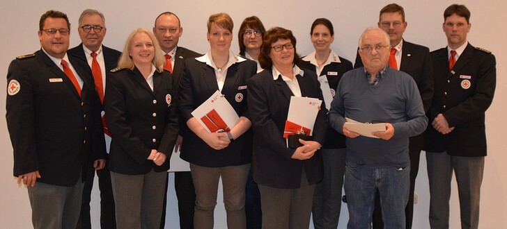 vorne links: DRK-Kreisbereitschaftsleiter Christian Erwin, Bereitschaftsleiterin Manuela Rippert, Stefanie Rauh, Doris Fröhlig, Willi Haas
hinten links: Heinrich Krämer, Matthias Göbel, Tatjana Schäfer, Carmen Görlich, DRK-Vizepräsident Dr. Andreas Opitz, Bereitschaftsleiter Daniel Jahn (es fehlt Maija-Lisa Goldmann)