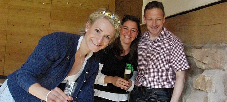 Bierkönigin Johanna Seiler (mit im Bild Manuela Michel von der Rhön GmbH, Abteilung Dachmarke und Ulrich Klebl, der Braumeister der Klosterbrauerei Kreuzberg) übernahm gerne das Bierzapfen.