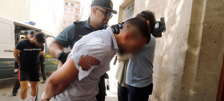 Die Deutschen werden von der Guardia Civil ins Gericht geführt.