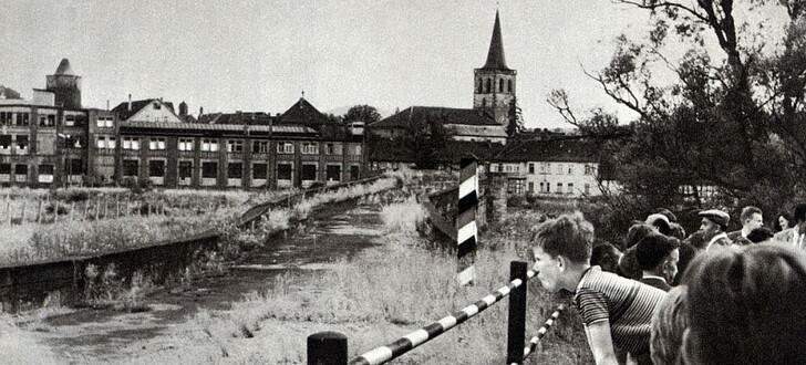 1965 - also drei Jahre vor dem Mauerbau - kann man von Philippsthal-Weidenhain aus noch einen neugierigen Blick auf die Werrabrücke und Vacha werfen