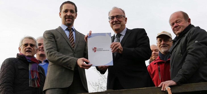 Landrat Dr. Michael Koch, links übergibt den Bewilligungsbescheid an Bürgermeister Wilfried Hagemann