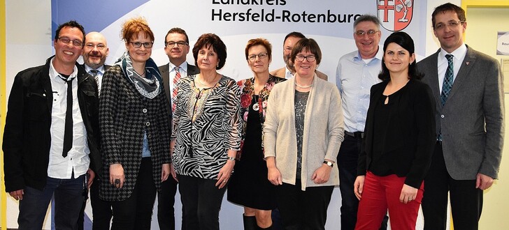 v. l.: Thorsten Zeige, Fachbereichsleiter Uwe Brall, Andrea Fink-Jacob, Fachbereichsleiter Jörg Goßmann, Monika Witzel, Erste Kreisbeigeordnete Elke Künholz, Fachbereichsleiter Michael Wamser, Ulrike Ißleib-Ludwig, Personalratsvorsitzender Gerhard Eckstein, Personalchefin Martina Tietz und Landrat Dr. Michael Koch