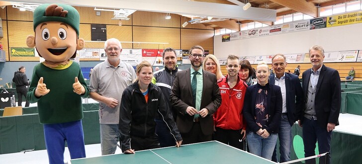 Freuen sich mit Maskottchen (von links): Reinhold Maisch (DEM-Orga-Team und TVR-Trainer), TVR-Spielerin und Bronzegewinnerin Daniela Grund, Paralympics-Sieger Jochen Wollmert, Landrat des Main-Kinzig-Kreises Thorsten Stolz, Ingrid Cammerzell (ehrenamtliche Erste Stadträtin der Stadt Bruchköbel), TVR-Spieler Simon Hinkel, Jutta Winkler (Finanzvorstand des TVR), Michaela Stang (1. Vorsitzende des TVR), Frank Corell (2. Vorsitzender des TVR) und Andreas Kalski (Amtsleiter Familie, Bildung und Soziales der Stadt Bruchköbel