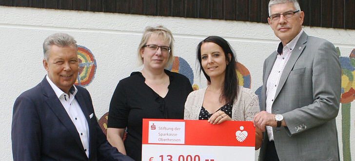 13.000 Euro für einen neuen Kletterturm auf dem Pausenhof der Grundschule Feldatal: Die Fördergelder überreichten Landrat Manfred Görig (rechts), stellvertretender Vorsitzender der Stiftung der Sparkasse Oberhessen und Sparkassen-Direktor Günter Sedlak (links) an Schulleiterin Stefanie Schwab (Bildmitte rechts) und Martina Georg vom Förderverein der Schule.