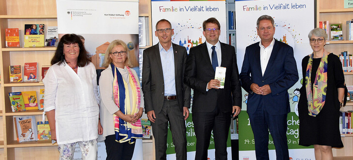 Von links: Dr. Marianne Riethmüller (Direktorin der HLB Fulda), Prof. Dr. Kathrin Becker-Schwarze (Vizepräsidentin für Lehre und Studium der Hochschule Fulda), Kai Klose (Sozial- und Integrationsminister), Dr. Heiko Wingenfeld (Oberbürgermeister Stadt Fulda), Matthias Wilkers (Vorsitzender des Stiftungsrates der Karl Kübel Stiftung)