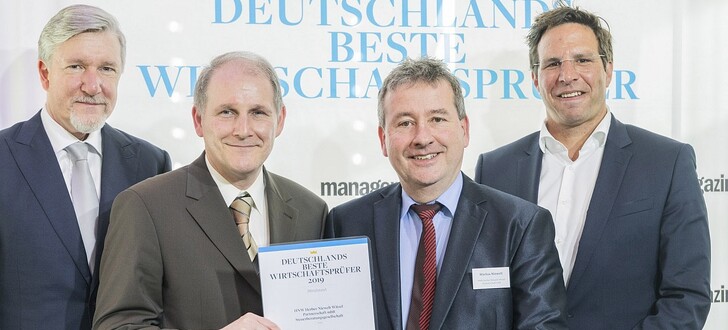 Ehrende und Preisträger (von links): Prof. Dr. Dietmar Fink (WGMB), Michael Herber, Markus Niewelt (beide HNW) und Sven O. Clausen (manager magazin).