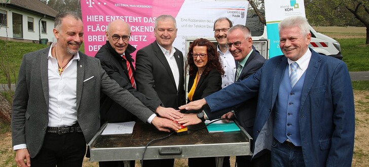 MdL Thomas Hering, Bürgermeister Stefan Schwenk, Landrat Bernd Woide, Martina Böhme, Kreiskoordinator Breitband Landkreis Fulda Christof Erb, Frank Bothe (Telekom), Manfred Henning (atenekom) nahmen das nächste Breitband-Cluster in Betrieb.Unter anderem mit dem Landtagsabgeordneten Thomas Hering, Bürgermeister Stefan Schwenk und Landrat Bernd Woide (von links) und Christof Erb (Dritter von rechts)