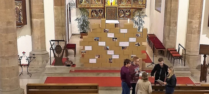 Den Abschluss der Projektarbeit bildete die thematische Gestaltung eines Gottesdienstes in der Pfarrei St. Jakobus in Hünfeld durch eine Gruppe von Schülerinnen und Schülern aus den drei katholischen Religionsgruppen.