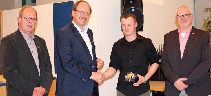 Gratulation von Bernhard Schad (Beurfsbildungsausschuss), Martin Schäfer und Thorsten Mathes (v.lks.) an Jonas Will, der seine Ausbildung nicht nur verkürzt sondern auch mit Bestnote abgeschlossen hat.