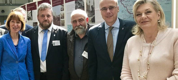 Von rechts: Landesbeauftragte Margarete Ziegler-Raschdorf, Innenminister Peter Beuth, Vorsitzender des Heimatvereins Linstow und Leiter des von diesem getragenen Wolhynier Umsiedler Museums Johannes Herbst, Bundessprecher der Landsmannschaft Weichsel-Warthe Dr. Martin Sprungala und Landtagsvizepräsidentin MdL Heike Hofmann (SPD).