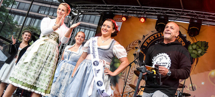 Die neue Bierkönigin Yassi (Mitte), ihre Vorgängerin Annalena und Moderator Marcus Lehmann