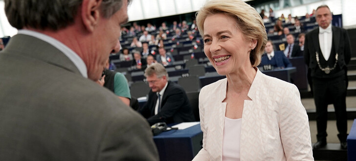 David Sassoli (l), EU- Parlamentspräsident, gratuliert Ursula von der Leyen nach der Bekanntgabe der Wahlergebnisse im Plenarsaal.