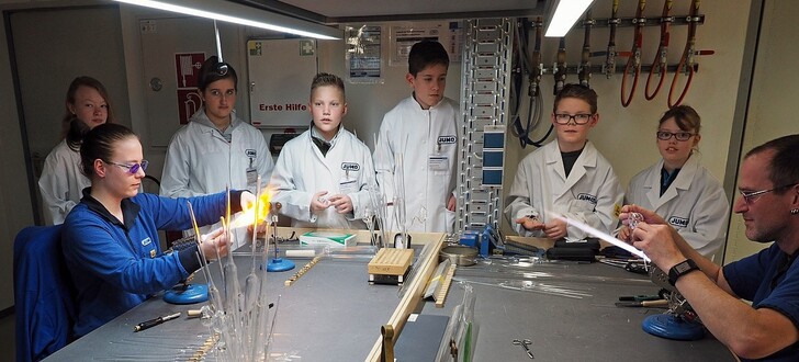 Die „Kolleginnen und Kollegen von morgen“ besuchen die JUMO-Glasapparatebauer beim Girls‘ und Boys‘ Day 2019