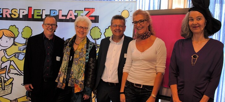 Joachim Letschert (links) moderierte die erste Projektmesse in Erlensee zusammen mit Schauspielerin Adele Seibold (rechts).