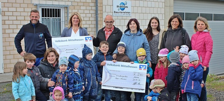 Freuen sich über die großzügige Spende: der Kindergarten Sonnenstern und Dunja Werneburg, Mit-Initiatorin der Heinezmanntour.