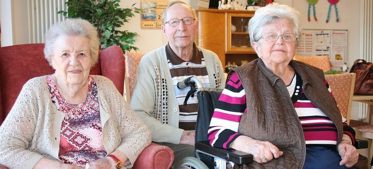 Drei, die sich prima verstehen (v.li.): Marianne Reitmayer sowie Friedrich und Emmi Löffler leben im DRK Seniorenzentrum in Friedewald.