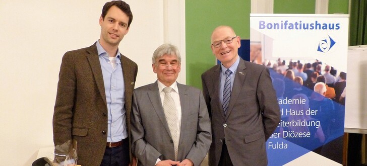 Dr. Marco Bonacker, der stellvertretende Leiter der Abteilung Erwachsenenbildung für das Bistum Fulda, mit Referent Dr. Matthias Küntzel und Mitveranstalter Michael Trost (von links).