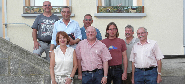 Die Innenentwicklungslotsen der Kreuzbergallianz trafen sich zu einem ersten Austausch.
Vorne von links: Ulla Sippach (derzeit kommissarische Allianzmanagerin), Georg Seiffert (Bürgermeister von Bischofsheim), Benjamin Lenhard (Innenentwicklungslotse und Bischofsheimer Stadtrat), Wolfgang Skierke (Innenentwicklungslotse aus Waldberg), Rudolf Zehe (Schönauer Bürgermeister und Innenentwicklungslotse). Hintere Reihe von links: Udo Kaiser (Innenentwicklungslotse aus Sandberg), Egon Sturm (2. Bürgermeister von Bischofsheim und Innenentwicklungslotse) und Manfred Markert (Innenentwicklungslotse und Bischofsheimer Stadtrat).