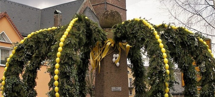 Der Osterbrunnen in Dipperz. Er wird vom Rhönklub Dipperz geschmückt.
