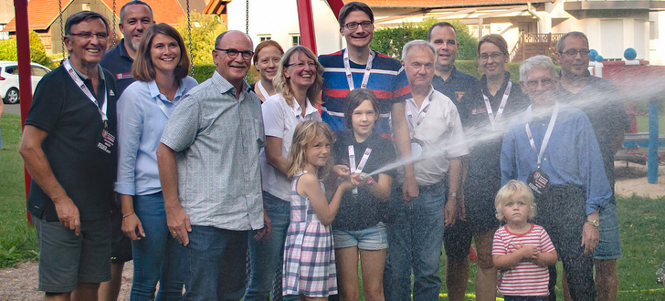 Der Nachwuchs in der Gilfershäuser Feuerwehr demonstriert den Mitgliedern der CDU-Kreistagsfraktion unter Aufsicht Ihrer Betreuer spielerisch die Brandbekämpfung auf dem Themenspielplatz.