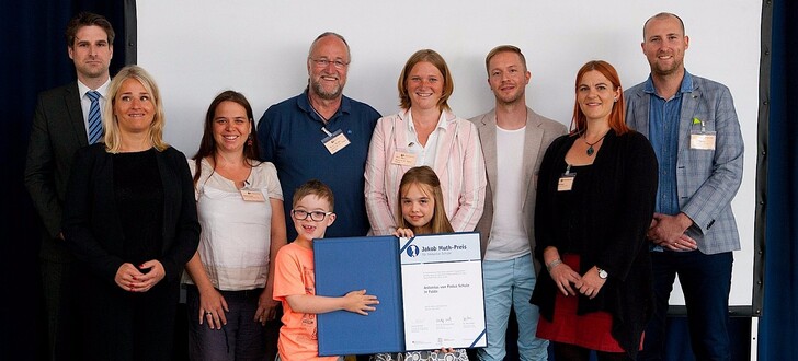 Hintere Reihe (v.l.n.r.) Philipp Disselbeck (Deutsche UNESCO-Kommission), Verena Bentele (Beauftragte der Bundesregierung für Belange von Menschen mit Behinderung), Karina Herold, Hanno Henkel (Schulleiter Antonius von Padua Schule), Anne Braun, Timo Bereiter, Mareike Diener, Dennis Hohmann / vordere Reihe (v.l.n.r.) Felix Schäfer, Ronja Herold