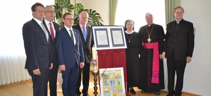 v.l. OB Dr. Heiko Wingenfeld, Hermann-Josef Klüber, Erster Kreisbeigeordneter Frederik Schmitt, Staatssekretär Dr. Wolfgang Dippel, Generaloberin Sr. Birgit Bohn, Diözesanadministrator Weihbischof Prof. Dr. Karlheinz Diez und Prof. Rüdiger Althaus