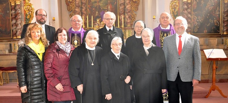 Abschied von der Pfarrgemeinde: (hinten von links) Bürgermeister Kübel, Pater Ljubo, Pfr. i. R. Knapp, Schwester Brunhilde, Pater Mladen, (vorne von links): Verwaltungsratsmitglied Maria Post, Pfarrgemeinderatssprecherin Gisela Wyczysk, Schwester Hedwigis, Schwester Gemma, Schwester Gertrudis, Sprecher des Singkreises St. Vitus, Herbert Post
