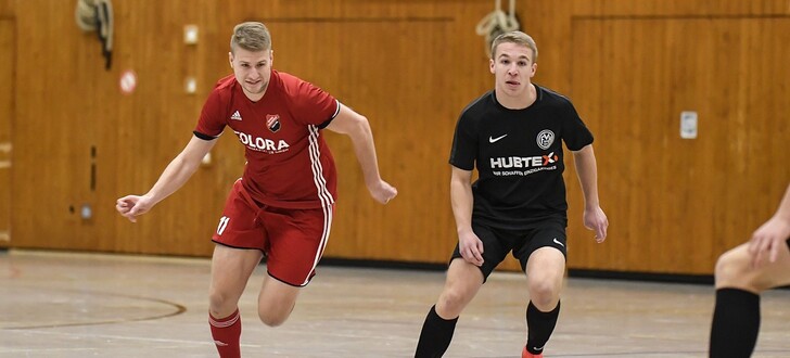 Benedikt Rützel (l.) und die Spvgg. Hosenfeld siegten beim 17. Reinhold-Völker-Gedächtnispokal.