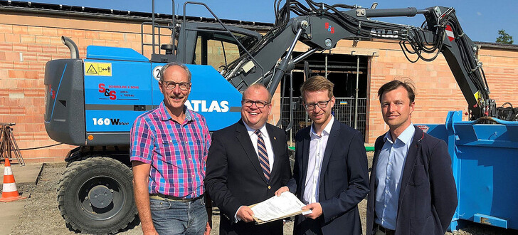v.l.n.r. Bauhofleiter Bernd Schmidt, Bürgermeister Stephan Paule, Landtagsabgeordneter Michael Ruhl sowie Klimaschutzmanager Thomas Twerdochlib