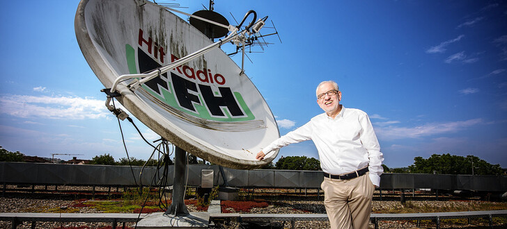 Hans-Dieter Hillmoth auf dem Dach des FFH-Funkhauses in Bad Vilbel. Die Satelittenschüssel ist schon lange nicht mehr in Betrieb.