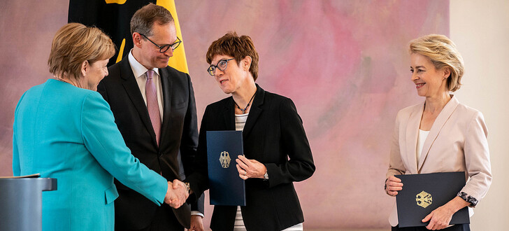 Angela Merkel (l.) beglückwünscht die künftige Verteidigungsministerin Annegret Kramp-Karrenbauer (2. v.r.) nach der Übergabe der Ernennungsurkunde. Die Ernennung übernahm Berlins Bürgermeister Michael Müller (M.). Die künftige EU-Chefin Ursula von der Leyen (r.) erhielt ihre Entlassungs-Urkunde.
