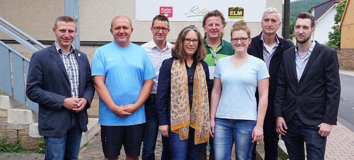 v.l.n.r.: Bürgermeister Steffen Korell, Michél Günther (Gründer von "Die Eisheiligen"), Laszlo Koller, Maria Karadoukas (beide "Die Rhönreiter"), Udo Weinig ("Pension und Seminarhaus Weinig"), Anja Lang (Betriebsleiterin "Die Eisheiligen"), Thomas Brell, Oliver Brell (beide "Genussgasthof Fuldaquelle")