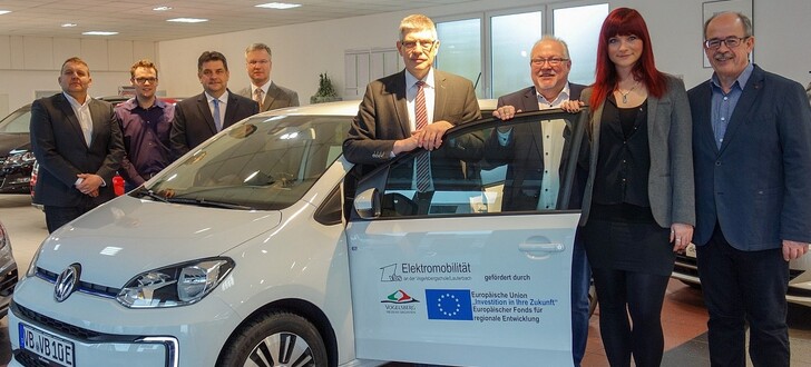 Die Beteiligten bei der offiziellen Fahrzeugübergabe des Elektroautos VW e-up! für die Vogelsbergschule (von links): Reiner Zulauf (Verkaufsleiter), Matthias Röse (Amt für Schulen und Liegenschaften des Vogelsbergkreises), Reinhold Diel, Thomas Jerwin, Landrat Manfred Görig, Schulleiter Holger Arnold, Susan Eichhorn (Deisenroth & Söhne) und Werner Wöll.