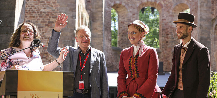 Präsidentin Hildegard Schuster, Erster Stadtrat Gunter Grimm, das Hessentagspaar Katharina Löhwing-Diebel und Dennis Diebel freuen sich über den gelungenen LandFrauentag