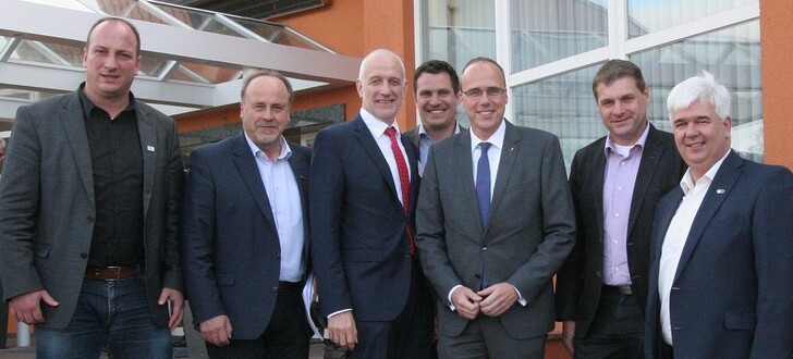 Teilnehmende Bürgermeister aus dem Landkreis Fulda mit dem Vorsitzenden Harald Semler aus Wetzlar (3. von links) und Minister Peter Beuth (3. von rechts).