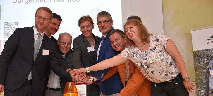 Die Beteiligten des Runden Tisches, Jens Mischak (links) und Manfred Görig (dritter von rechts) schalten das Geoportal offiziell frei.