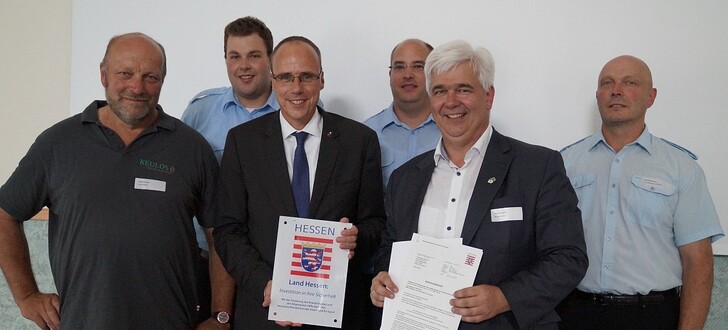 v.l. Ortsvorsteher Stefan Grösch, stellv. Wehrführer Manuel Malkmus, Innenminister Peter Beuth, Wehrführer Bastian Herber, Bürgermeister Timo Zentgraf und Markus Grösch