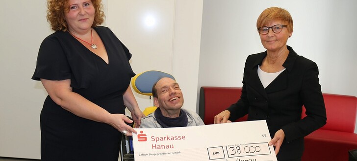 Lilo Schaffer, die Vorsitzende der Lebenshilfe Hanau (rechts), überreichte 38.000 Euro für die Ausgestaltung des Tagesangebots für Menschen mit Handicaps an Michael Bachmann und Abteilungsleiterin Sabine Pilz.