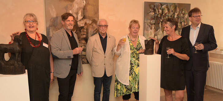 Künstler aus Fulda und Dokkum, die Kulturbeauftragte Pylsje de Graaf und Schirmherr der Ausstellung OB Heiko Wingenfeld