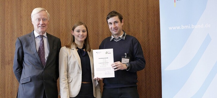 Übergabe der Teilnahmeurkunde zum Netzwerk Daseinsvorsorge an Matthias Sebald (Sachgebietsleiter Dorf- und Regionalentwicklung) und Jana Brittner durch Dr. Michael Frehse, Leiter der Abteilung „Heimat“ im Bundesministerium des Innern, für Bau und Heimat (BMI)
