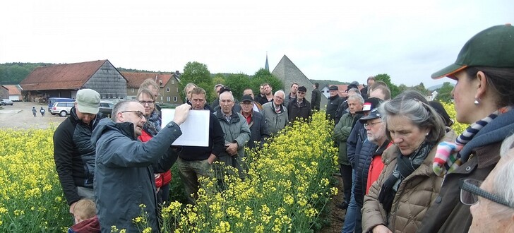 Dr. Ruben Gödecke vom Pflanzenschutzdienst Hessen erläuterte die Biologie des Sclerotinia-Pilzes, wodurch zum Zeitpunkt der Rapsblüte der Wasser- und Nährstofftransport zu den Schoten unterbunden wird, wodurch diese vorzeitig reifen und kaum Körner bilden.