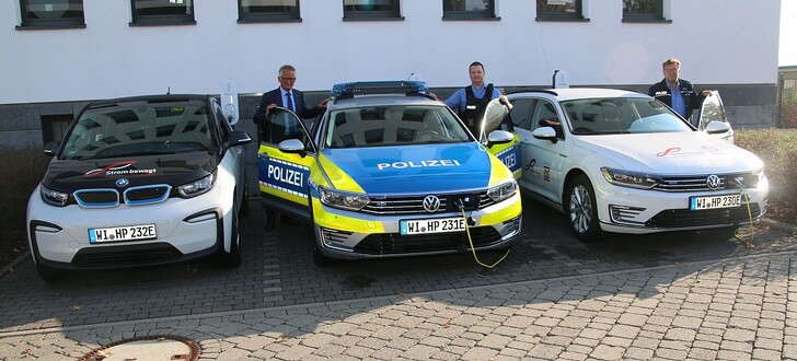 Drei Elektroautos, v.l. Polizeipräsident Günther Voß, Polizeioberkommissar Steffen Tost (Polizeistation Fulda), Polizeioberkommissar Siegfried Neumann (Leiter Fahrzeugwesen)