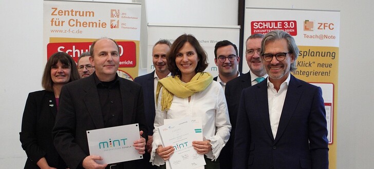 Fachbereichsleiter Jörg Jacobi (3.v.links) und die leitende MINT-Koordinatorin Dr. Christine Ziegler (5.v.links) vom Domgymnasium im Kreis von Jury-Mitgliedern und Sponsoren