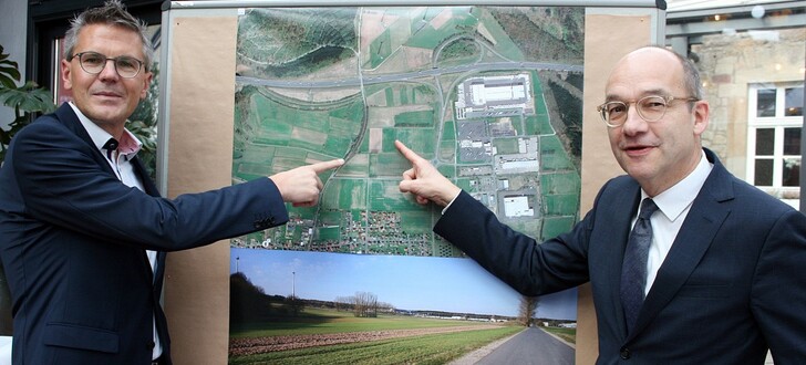 Die Absichtserklärung ist bereits unterzeichnet: Friedewalds Bürgermeister Dirk Noll (li.) und ACO Passavant-Geschäftsführer Peter Fröhlich stellen die Expansionspläne des Unternehmens vor.