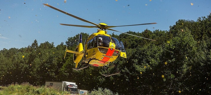 Christoph 28 im Anflug auf eine Einsatzstelle nahe der Autobahnausfahrt Fulda-Nord.